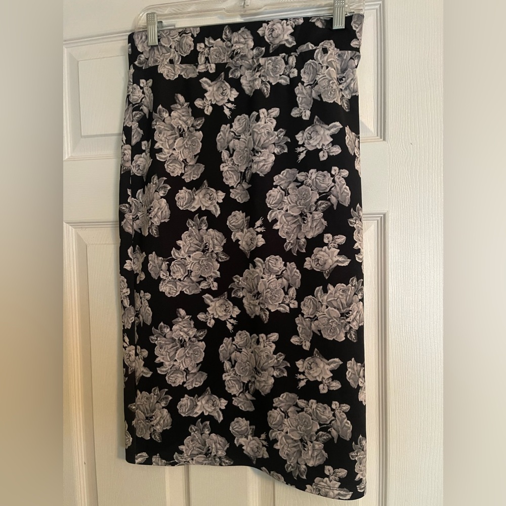 Black with white flowers Pencil skirt, size 3X